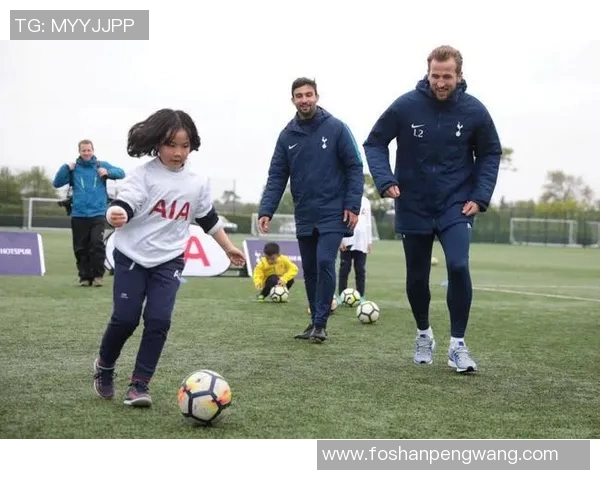 老头与足球明星的搞笑对决视频引发网友热议与欢笑