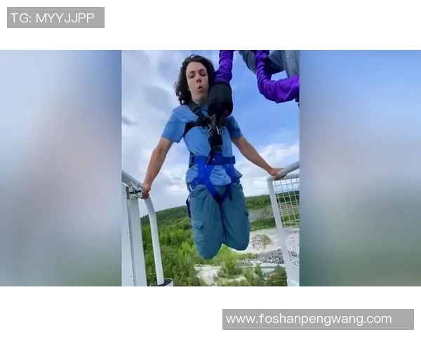 足球明星倒立洗头引发热议网友纷纷模仿挑战背后的趣味与意义